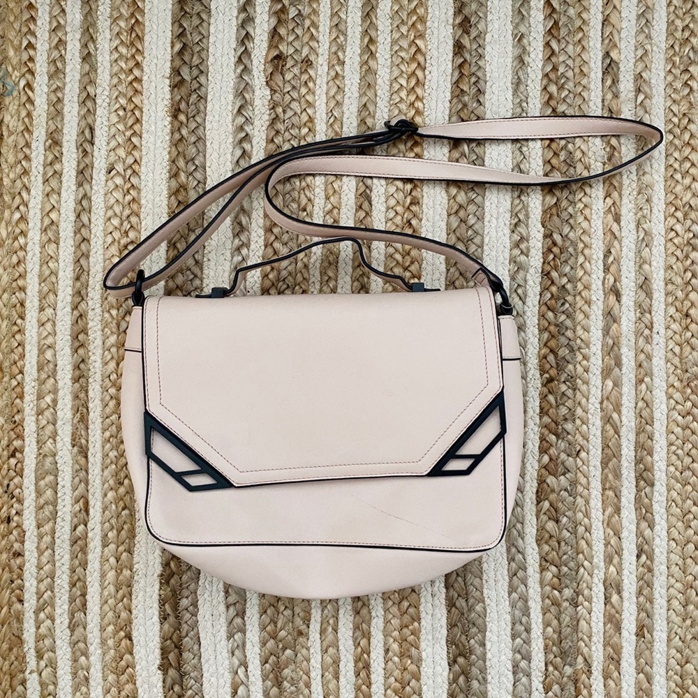 Medium size pink purse NWOT